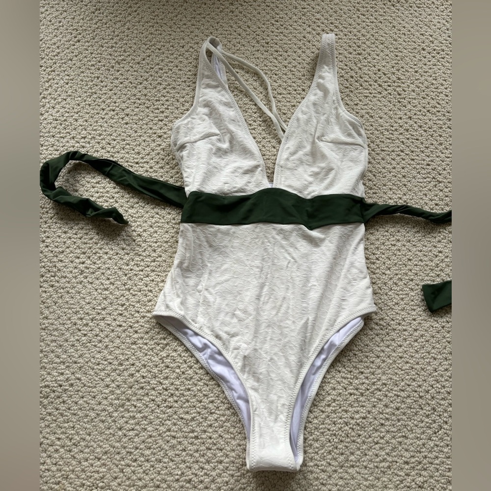 NWT. Cupshe women’s swim suit one piece. Size medium